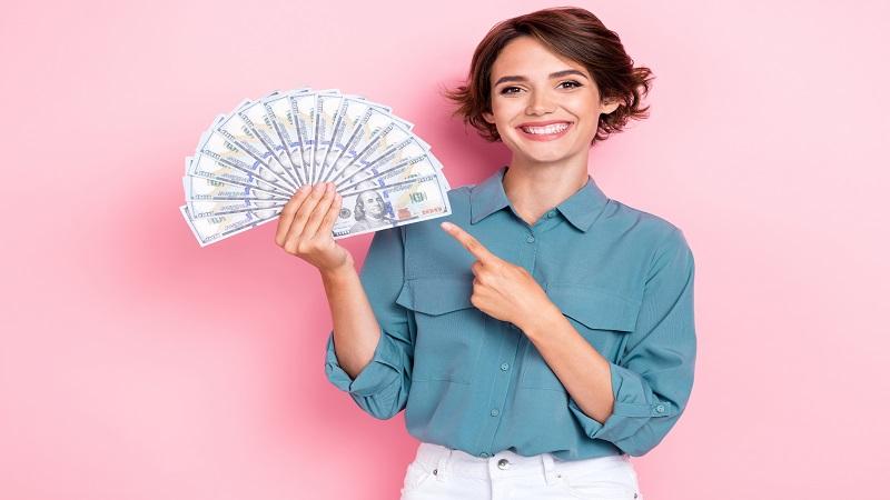 188體育預測|女人拿錢微笑 188體育預測|女人拿錢微笑